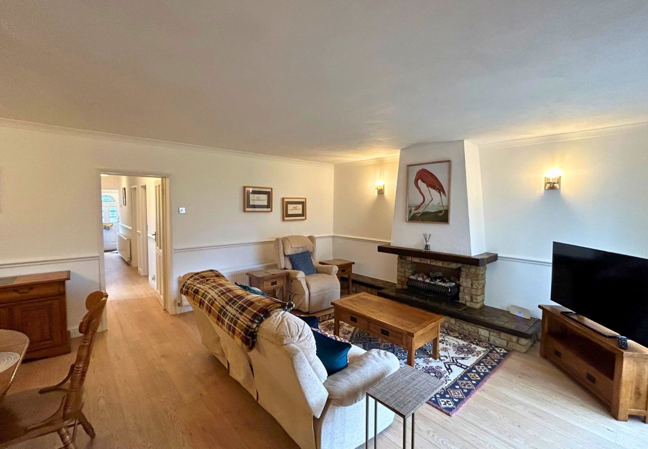 Bungalow in Addlestone - Addlestone, Cosy Three Bedroom House 