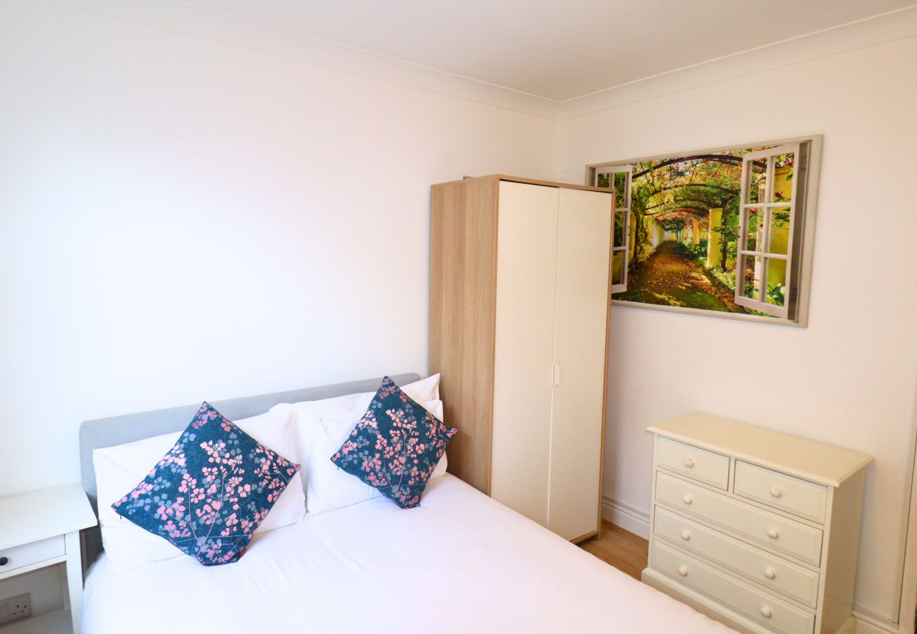 Bungalow in Addlestone - Addlestone, Cosy Three Bedroom House 