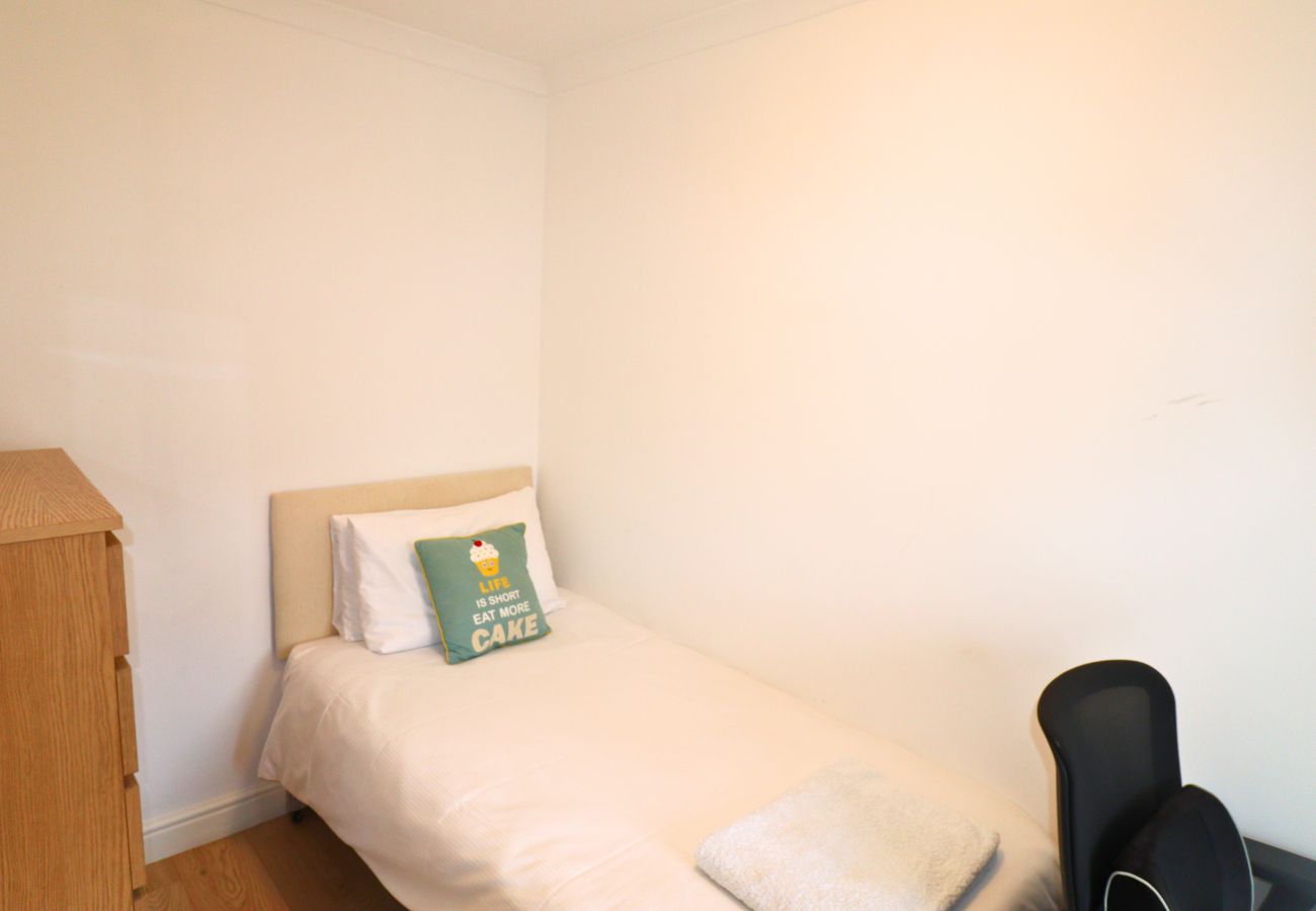 Bungalow in Addlestone - Addlestone, Cosy Three Bedroom House 