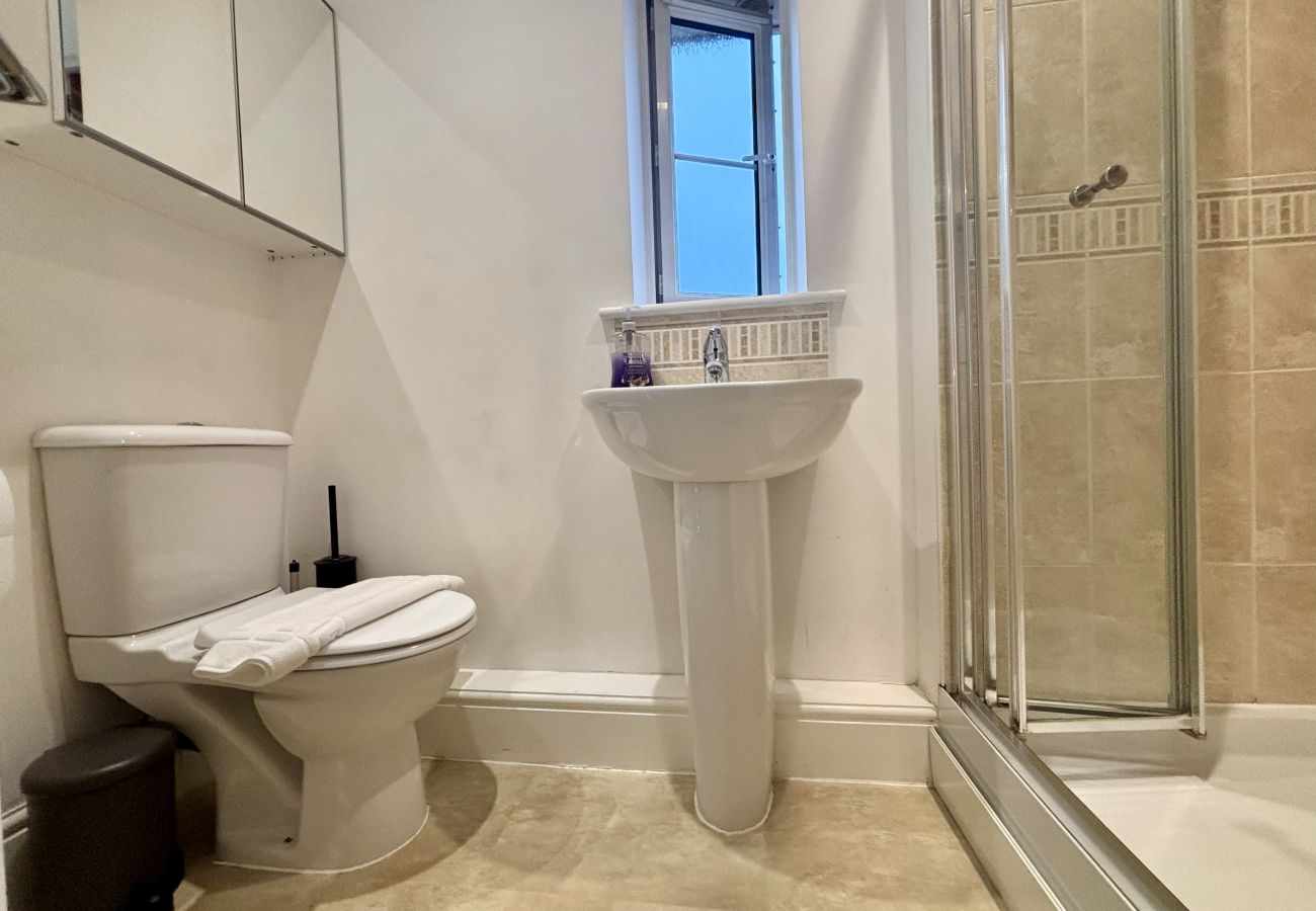 Apartment in Bracknell - Bracknell Stylish 2 Bedroom Top Floor Apartment 