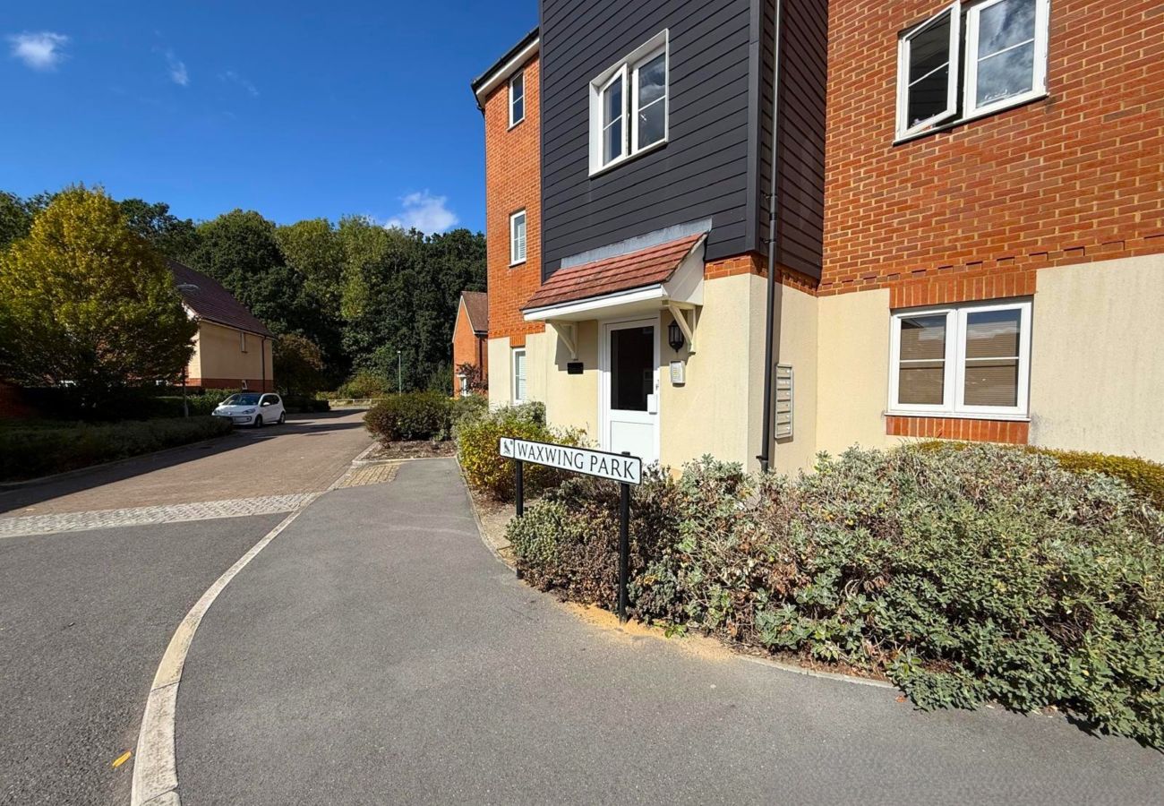 Apartment in Bracknell - Stylish 2-Bed Apartment | 2 Bathrooms & Parking