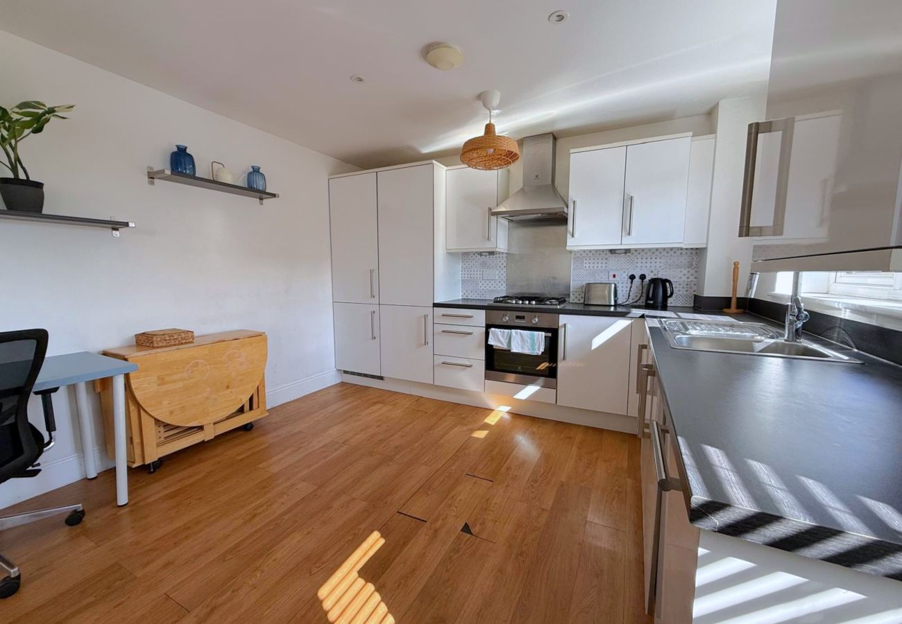 Apartment in Bracknell - Stylish 2-Bed Apartment | 2 Bathrooms & Parking