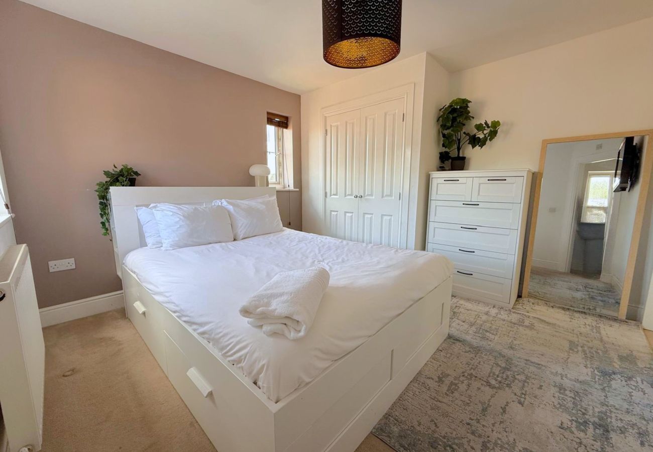 Apartment in Bracknell - Stylish 2-Bed Apartment | 2 Bathrooms & Parking