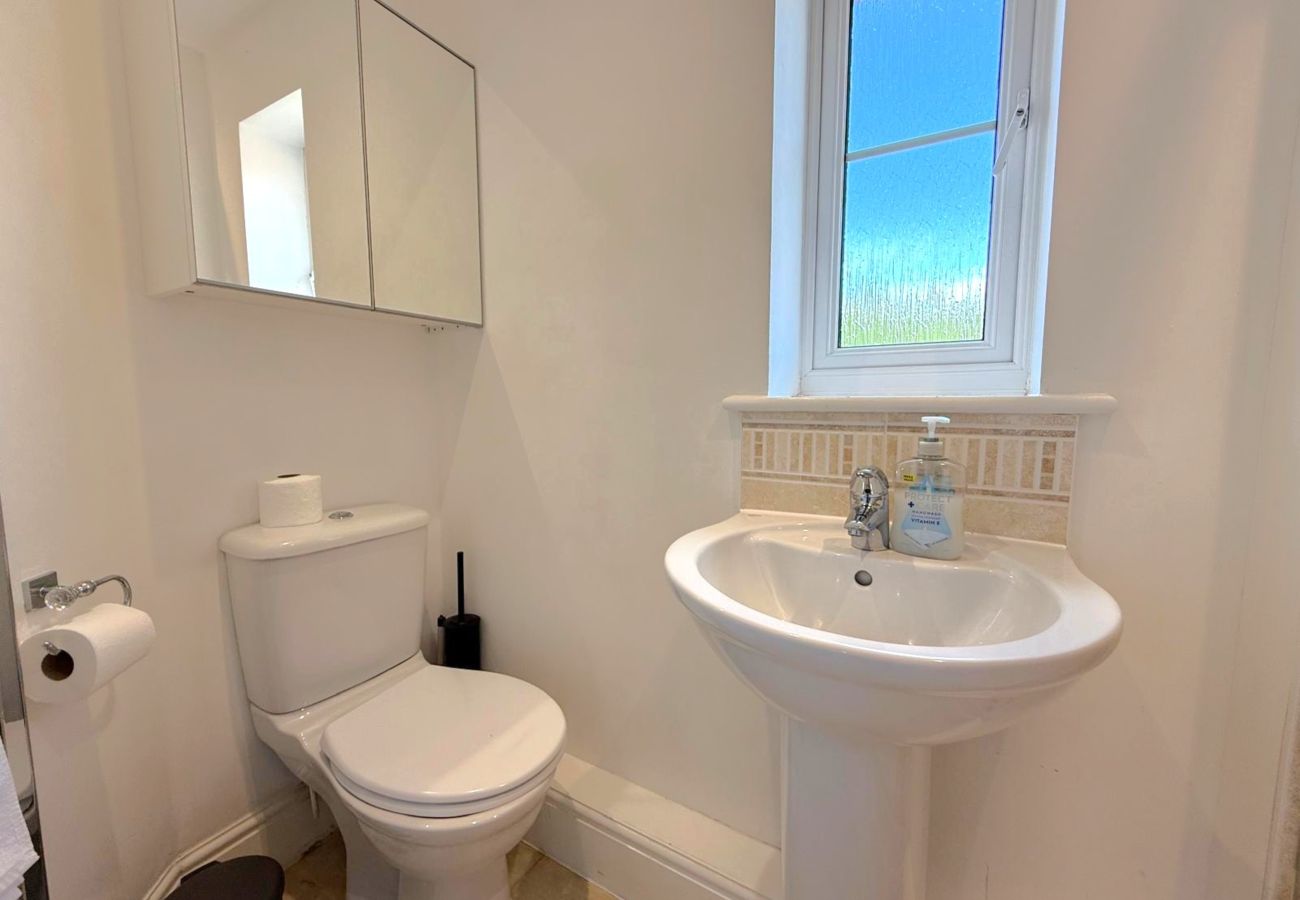 Apartment in Bracknell - Stylish 2-Bed Apartment | 2 Bathrooms & Parking