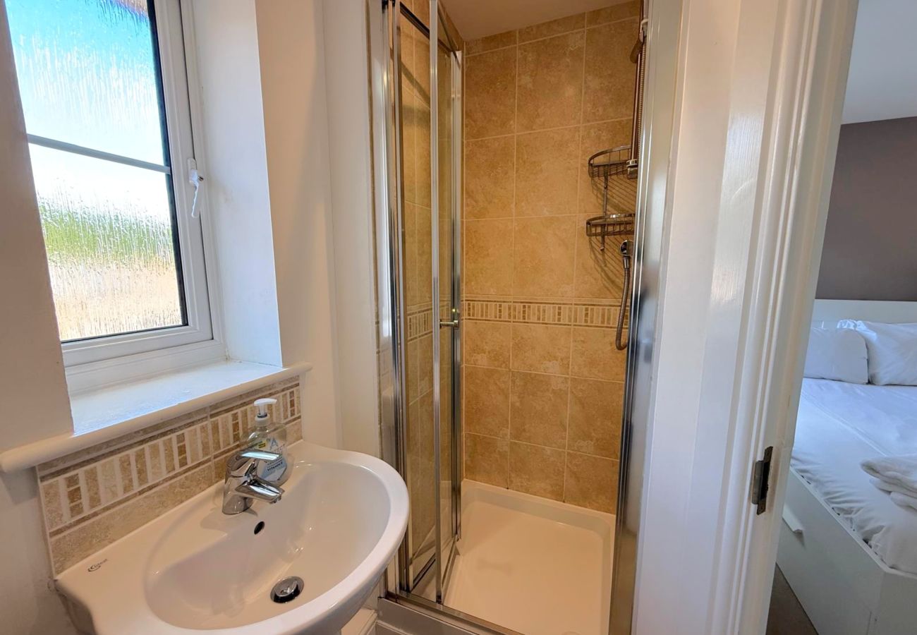 Apartment in Bracknell - Stylish 2-Bed Apartment | 2 Bathrooms & Parking