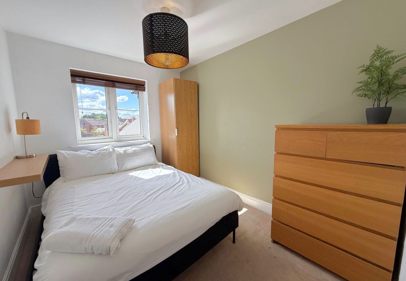 Apartment in Bracknell - Stylish 2-Bed Apartment | 2 Bathrooms & Parking