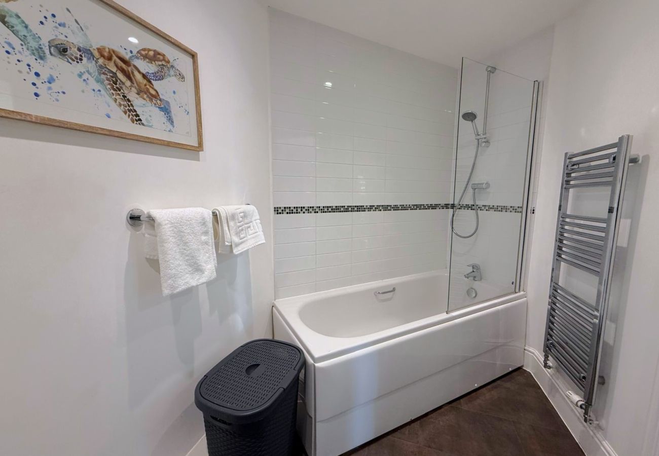 Apartment in Bracknell - Stylish 2-Bed Apartment | 2 Bathrooms & Parking