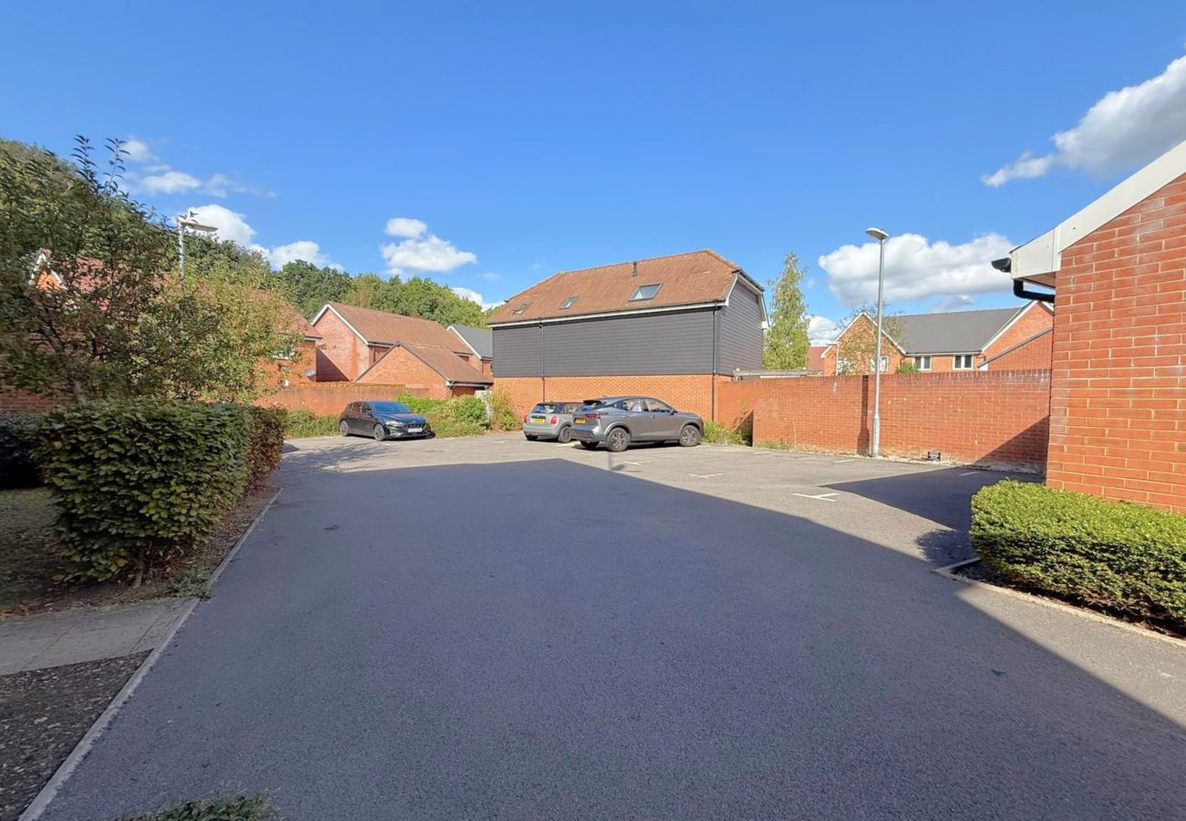 Apartment in Bracknell - Stylish 2-Bed Apartment | 2 Bathrooms & Parking