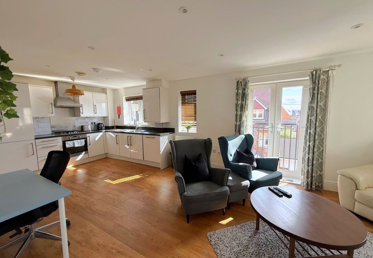 Apartment in Bracknell - Stylish 2-Bed Apartment | 2 Bathrooms & Parking