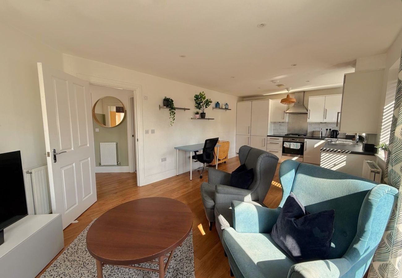Apartment in Bracknell - Stylish 2-Bed Apartment | 2 Bathrooms & Parking
