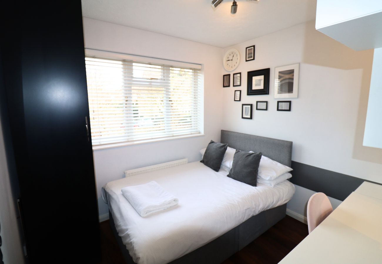 House in Binfield - Binfield: Spacious Spectacular Four Bedroom House 