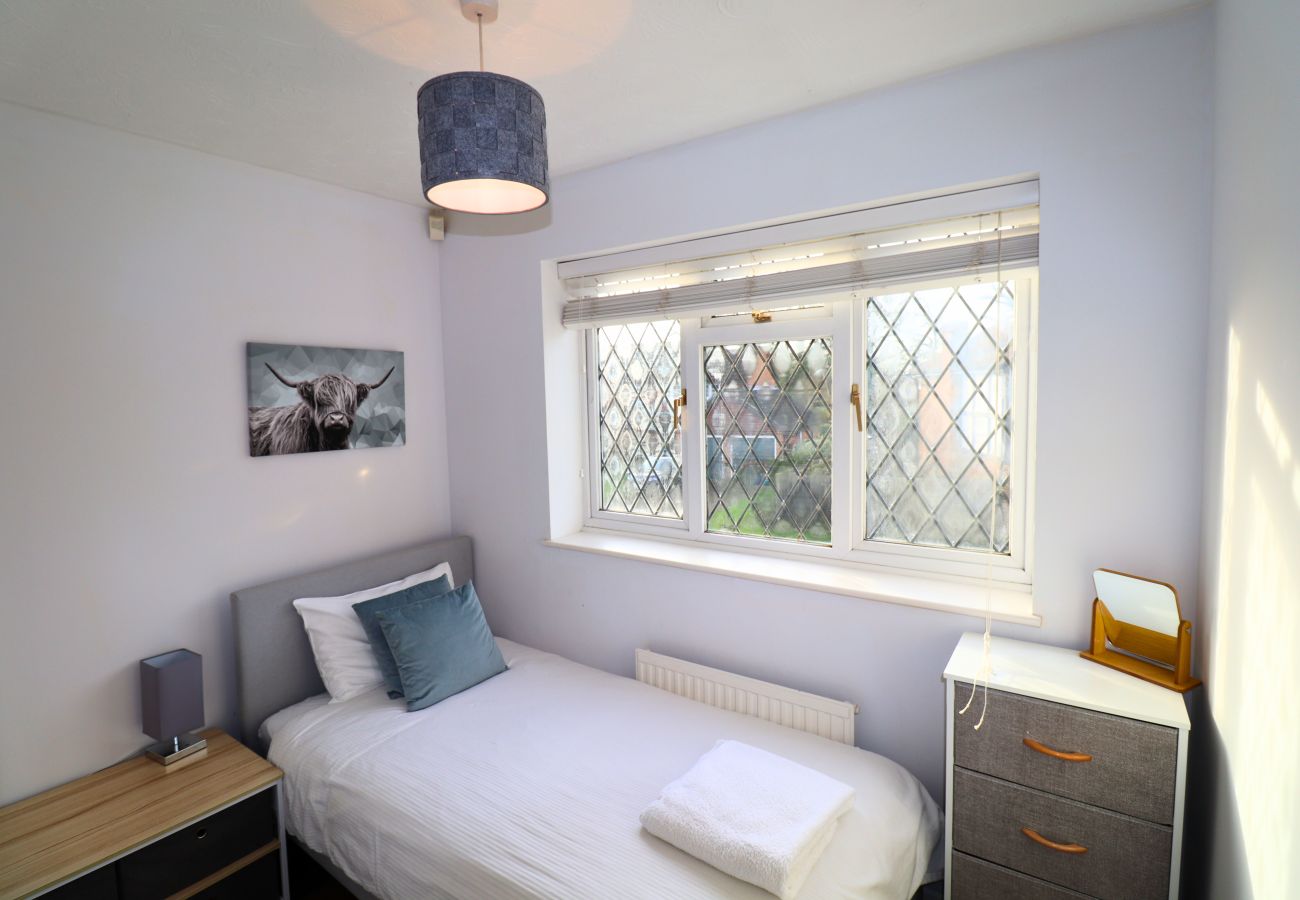 House in Binfield - Binfield: Spacious Spectacular Four Bedroom House 