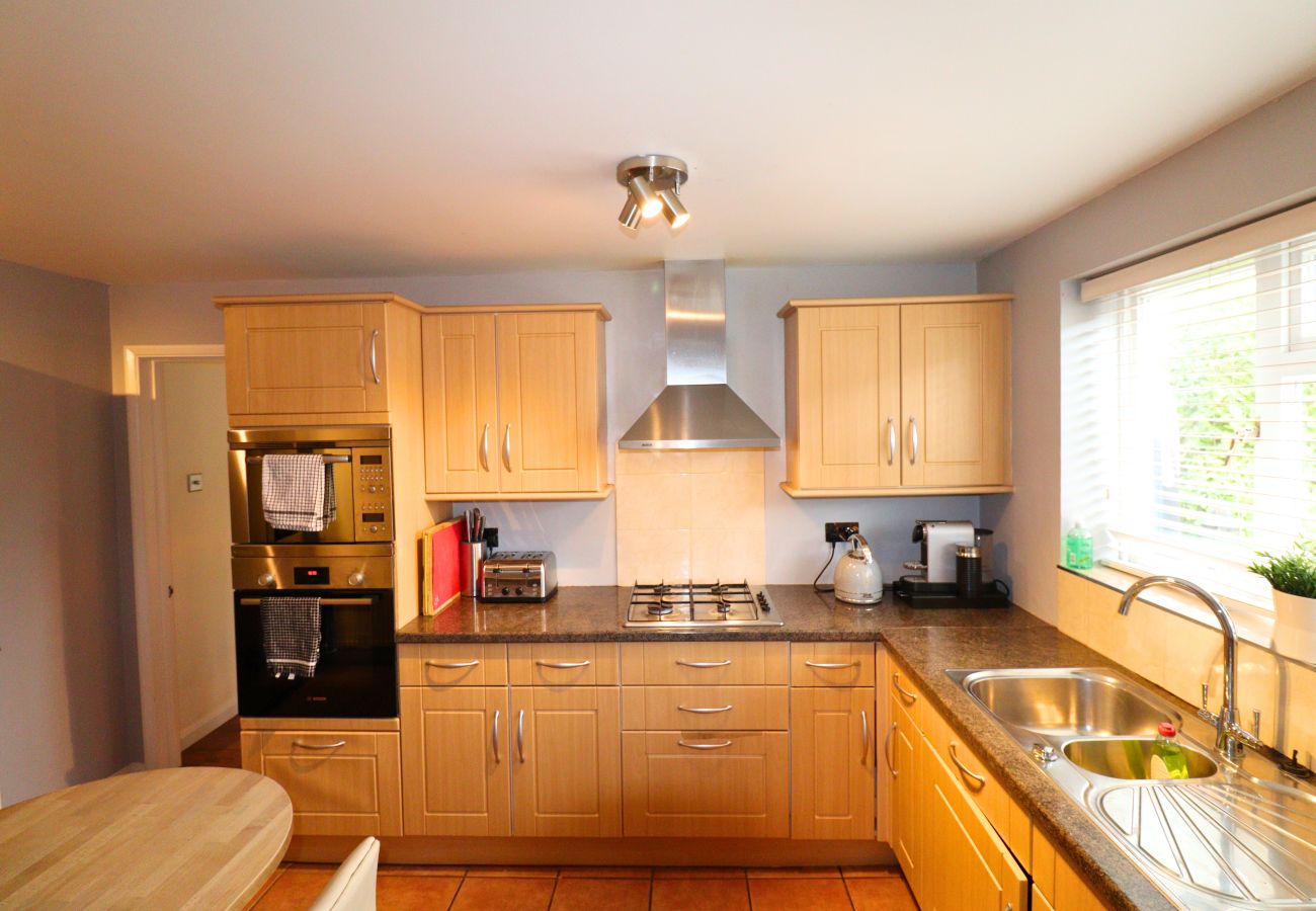House in Binfield - Binfield: Spacious Spectacular Four Bedroom House 