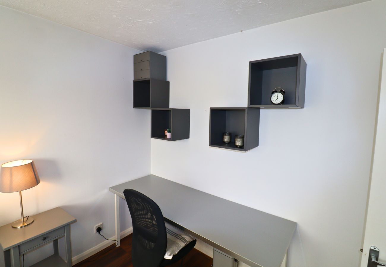 House in Binfield - Binfield: Spacious Spectacular Four Bedroom House 
