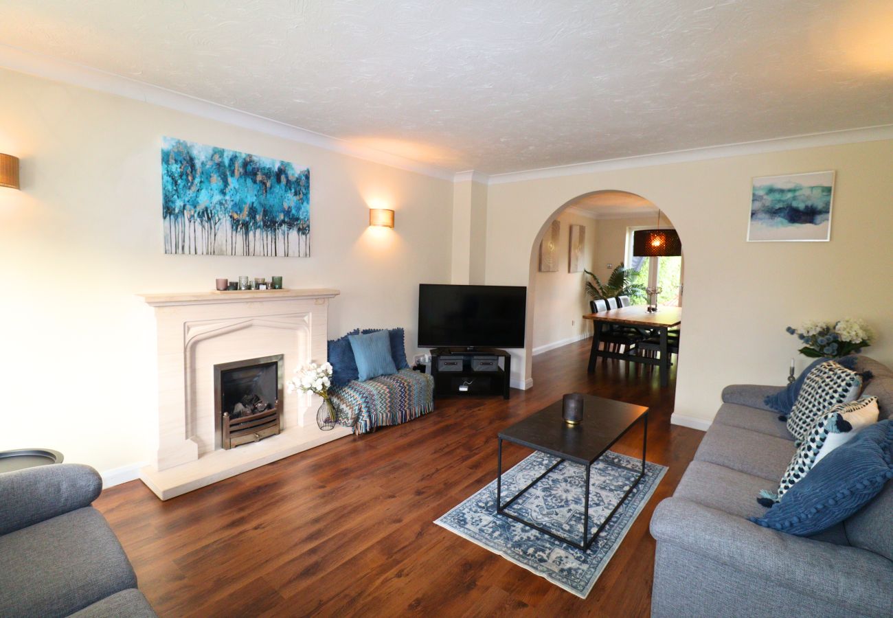 House in Binfield - Binfield: Spacious Spectacular Four Bedroom House 