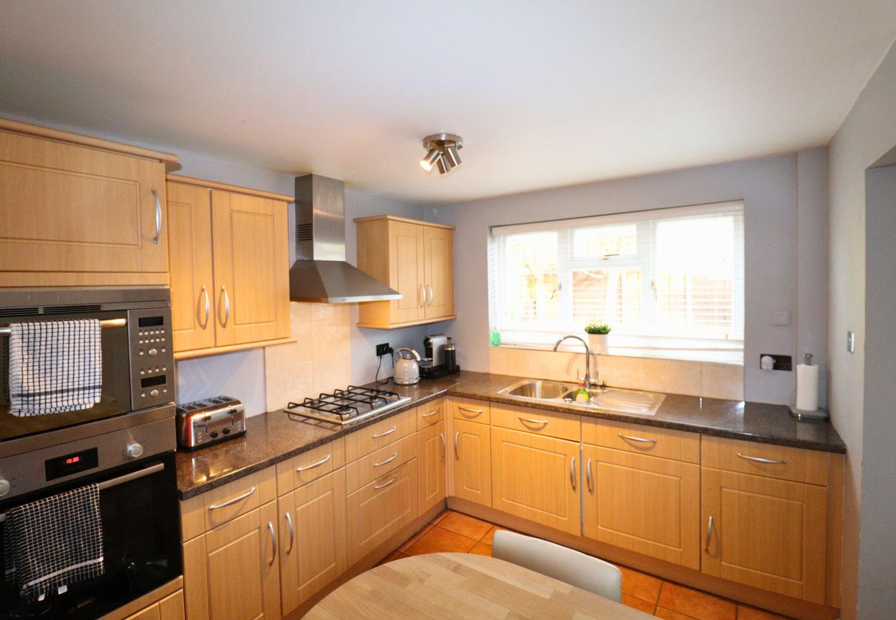 House in Binfield - Binfield: Spacious Spectacular Four Bedroom House 
