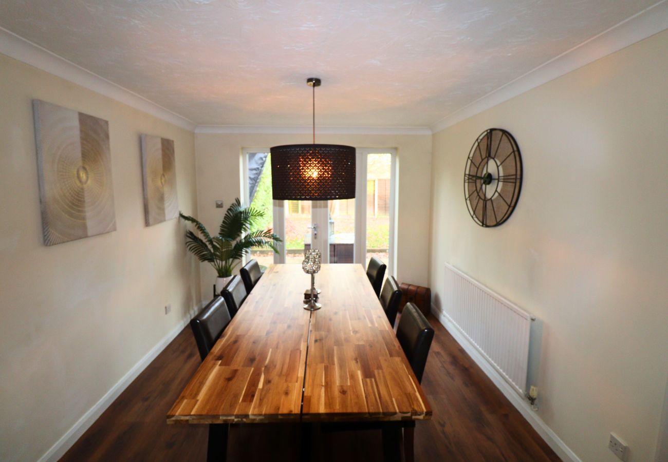 House in Binfield - Binfield: Spacious Spectacular Four Bedroom House 