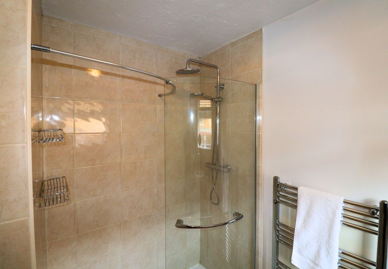 House in Binfield - Binfield: Spacious Spectacular Four Bedroom House 