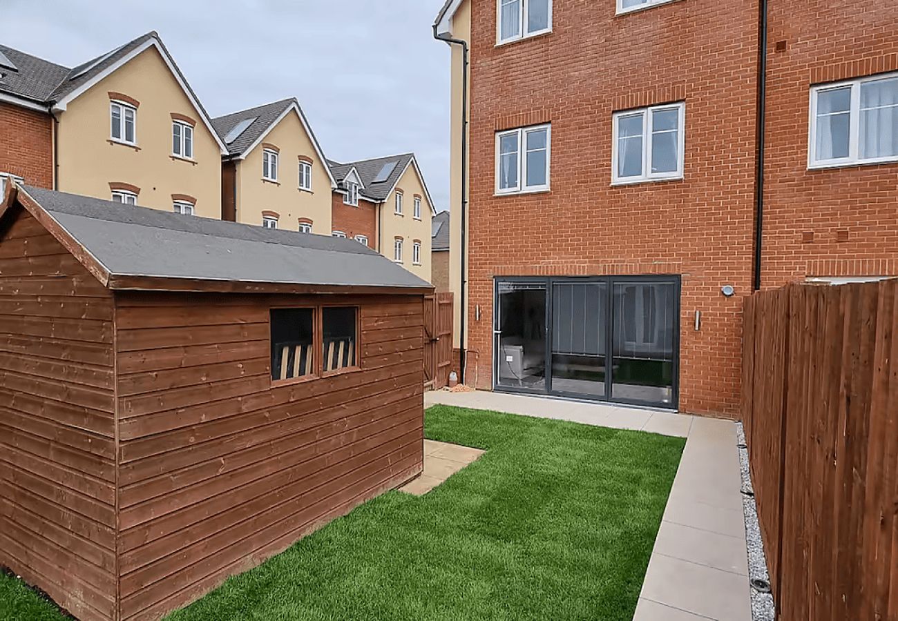 House in Langley - Langley Luxurious Four Bedroom House with Games Room 