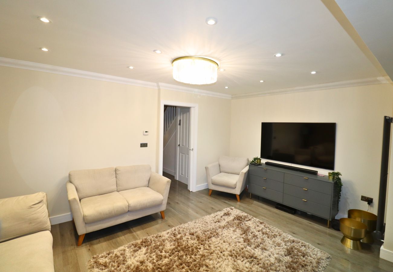 House in Langley - Langley Luxurious Four Bedroom House with Games Room 