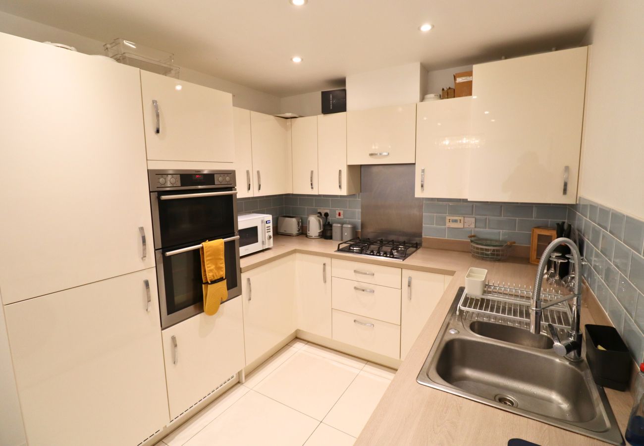 House in Langley - Langley Luxurious Four Bedroom House with Games Room 