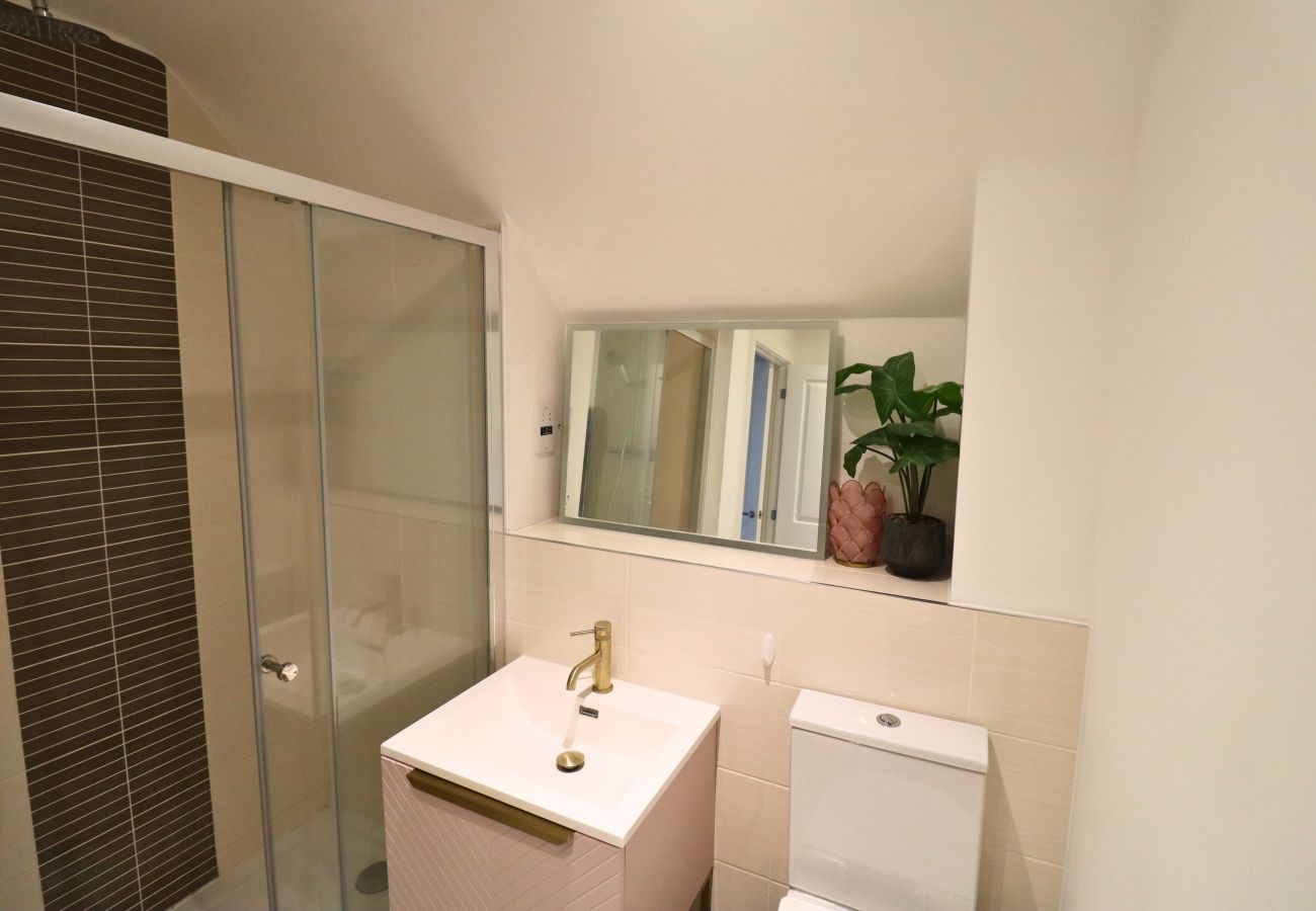 House in Langley - Langley Luxurious Four Bedroom House with Games Room 