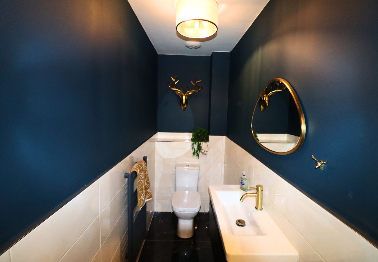 House in Langley - Langley Luxurious Four Bedroom House with Games Room 