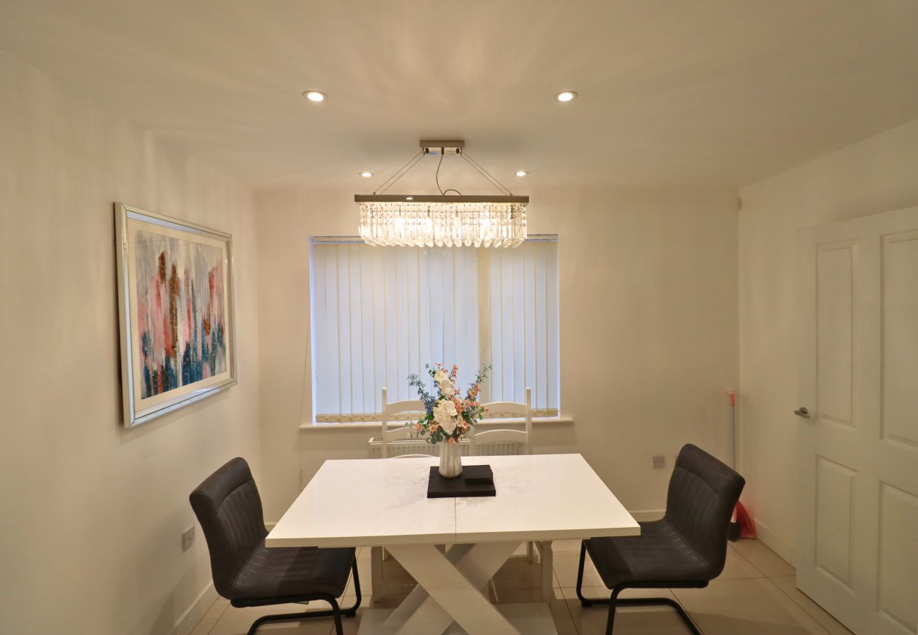 House in Langley - Langley Luxurious Four Bedroom House with Games Room 