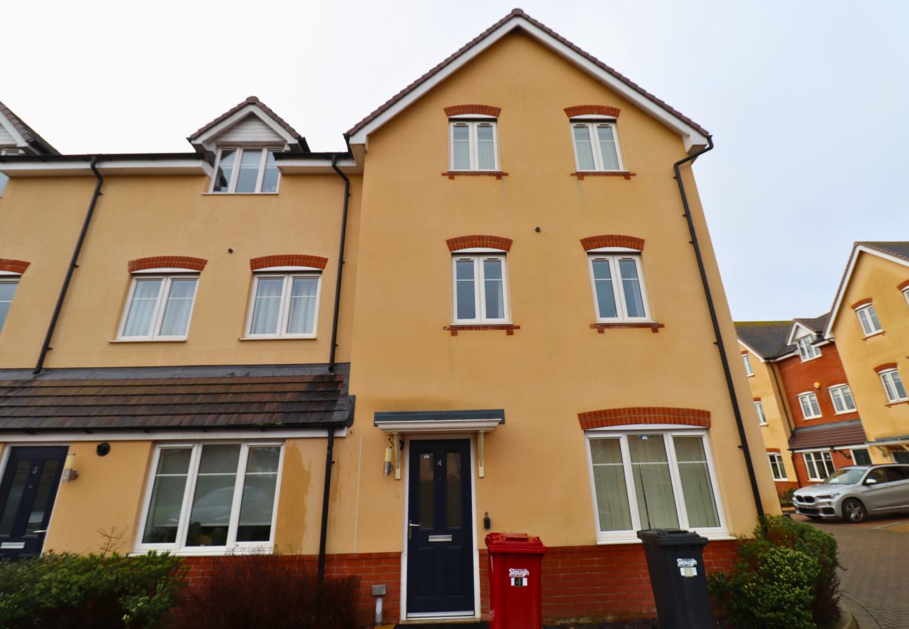 House in Langley - Langley Luxurious Four Bedroom House with Games Room 