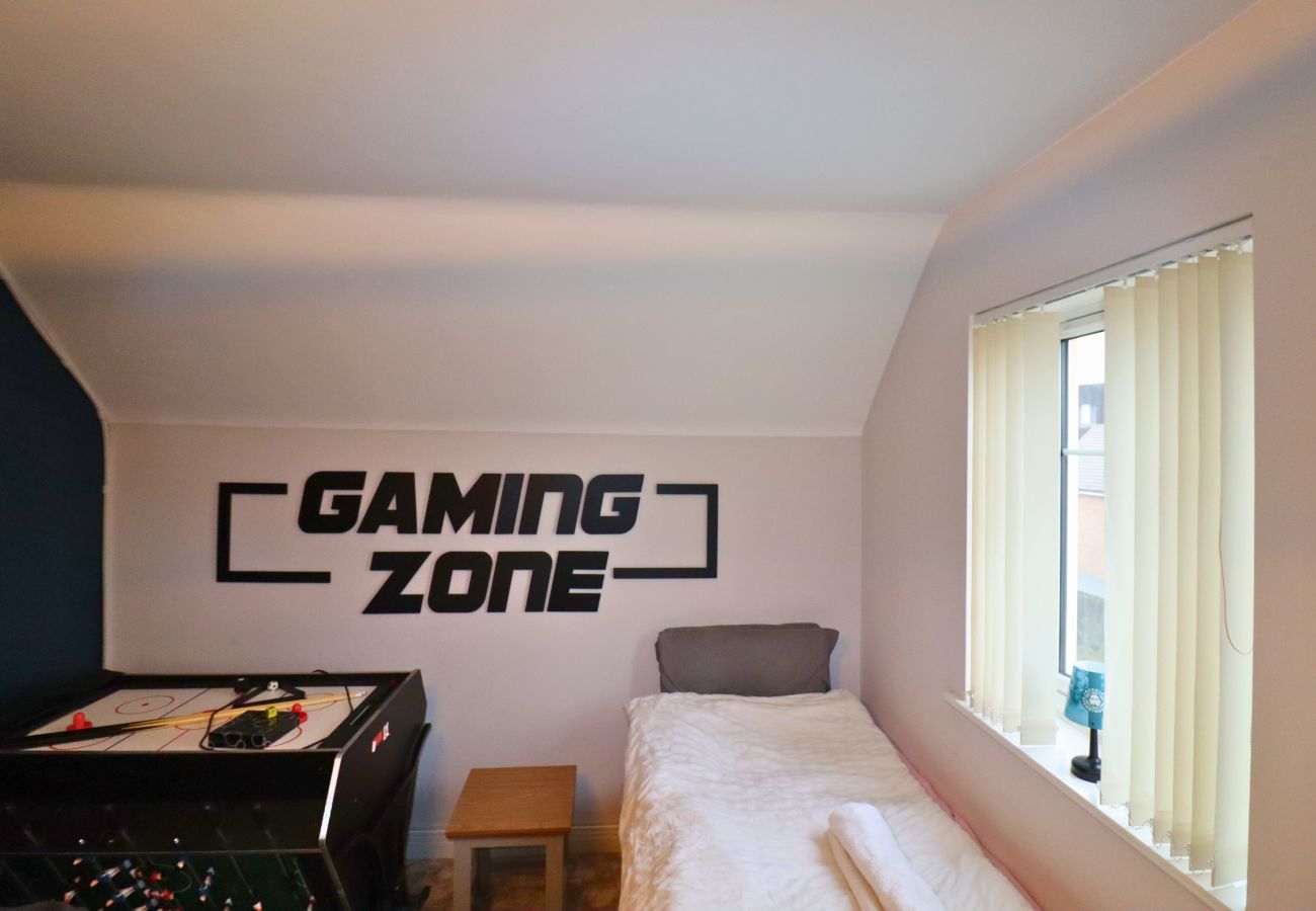 House in Langley - Langley Luxurious Four Bedroom House with Games Room 