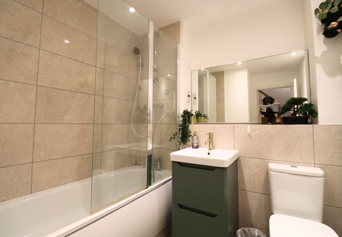 House in Langley - Langley Luxurious Four Bedroom House with Games Room 