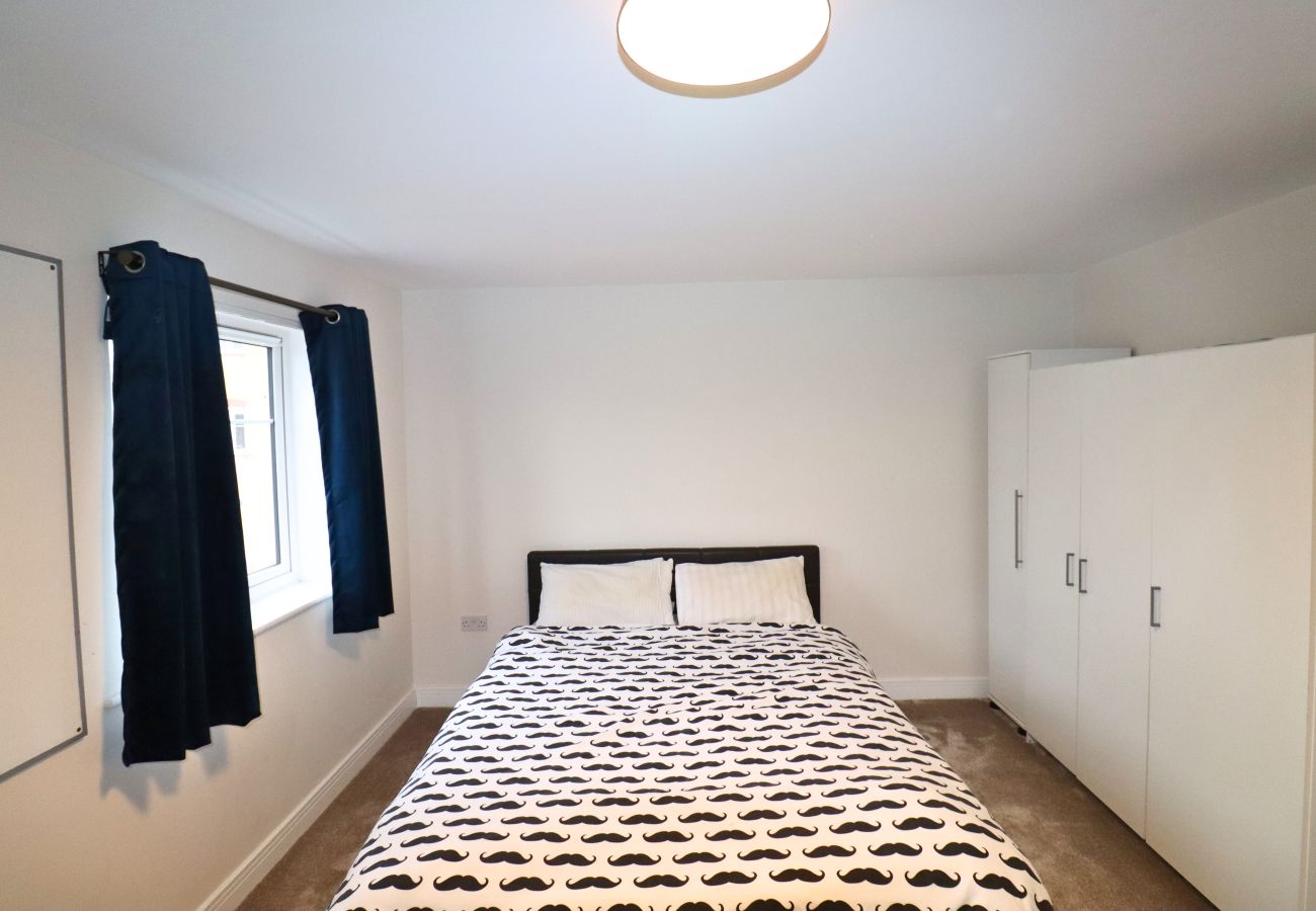 House in Langley - Langley Luxurious Four Bedroom House with Games Room 