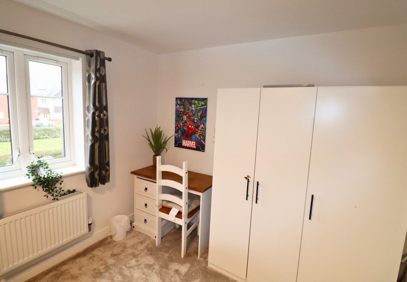 House in Langley - Langley Luxurious Four Bedroom House with Games Room 