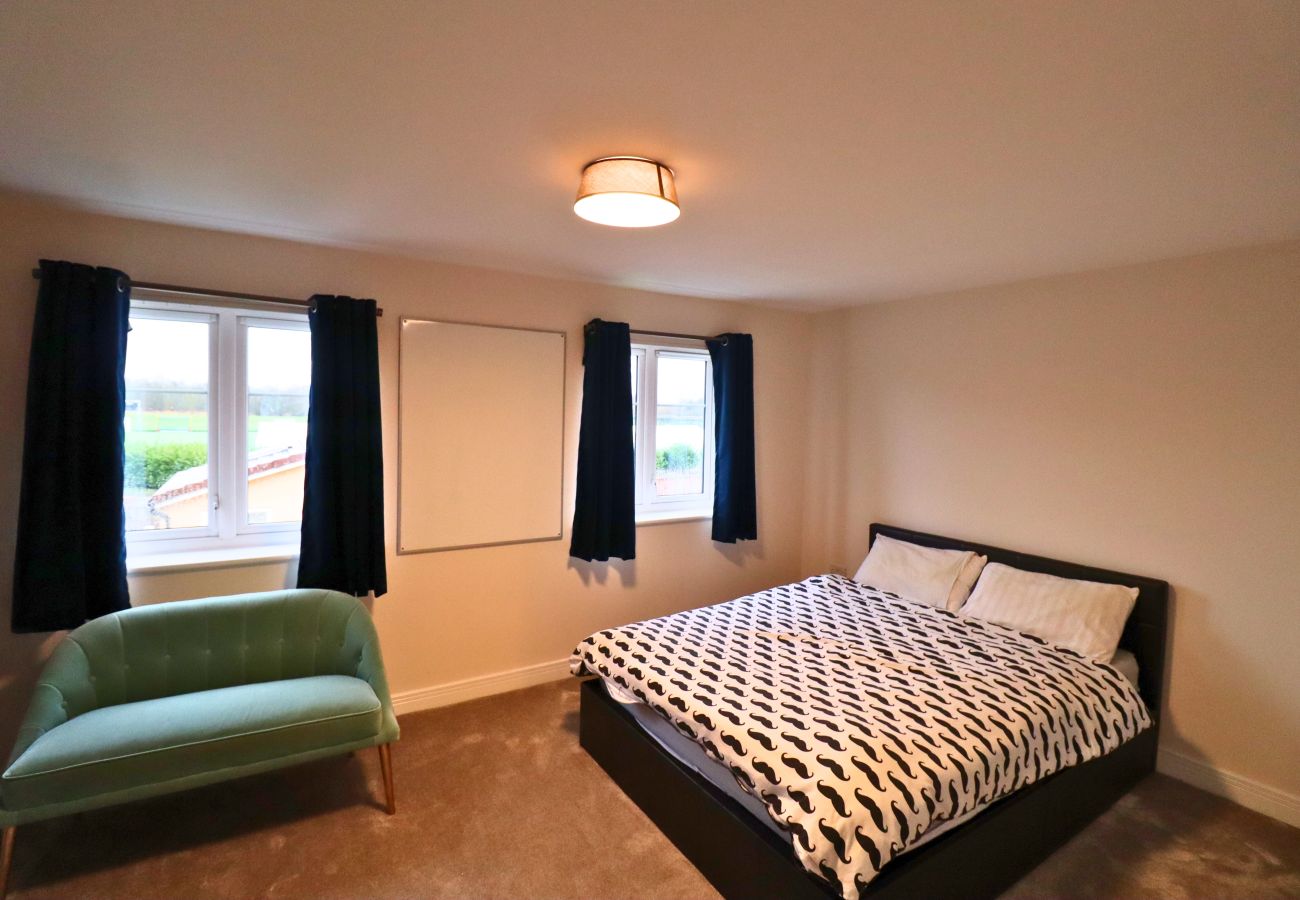 House in Langley - Langley Luxurious Four Bedroom House with Games Room 
