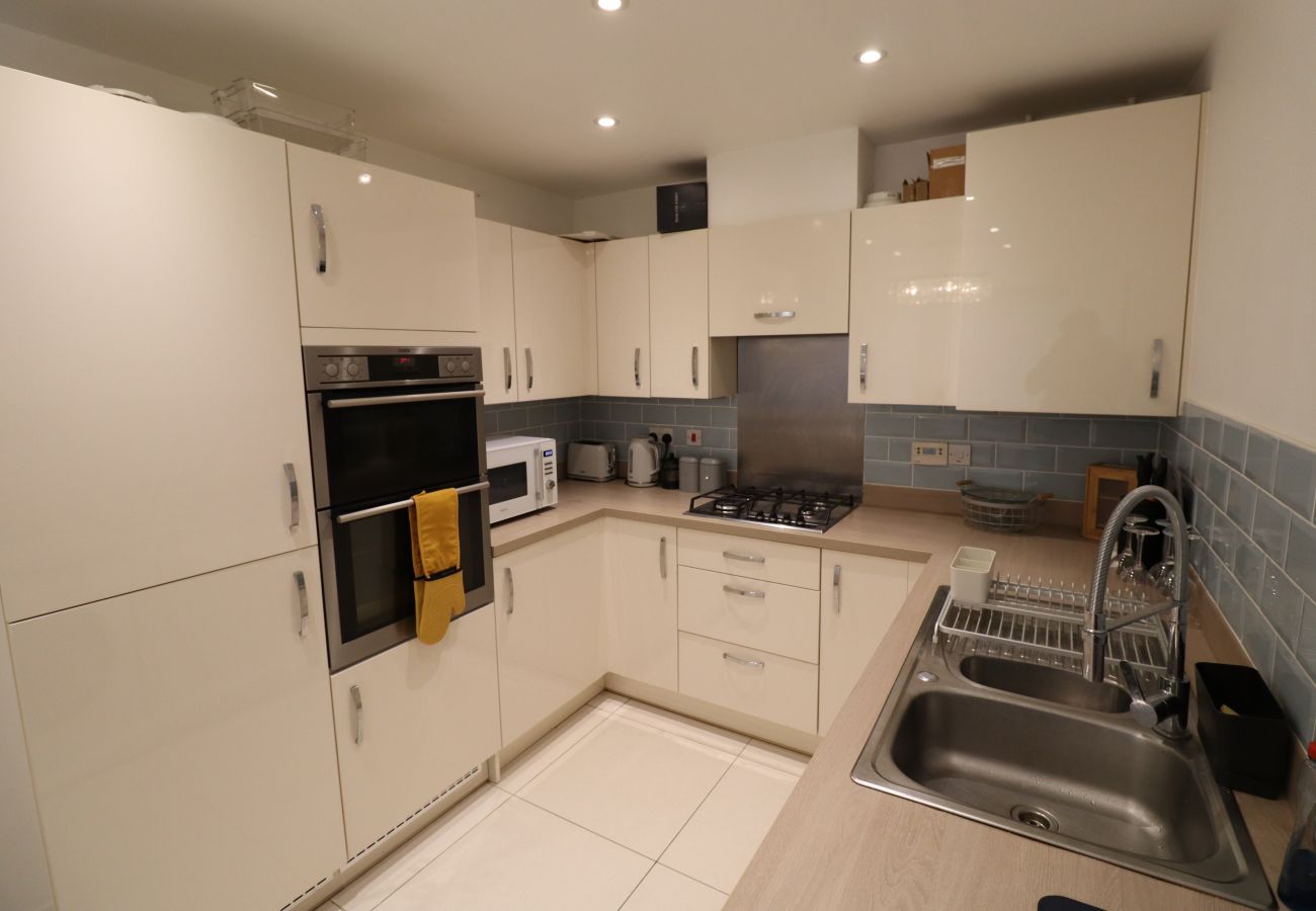 House in Langley - Langley Luxurious Four Bedroom House with Games Room 