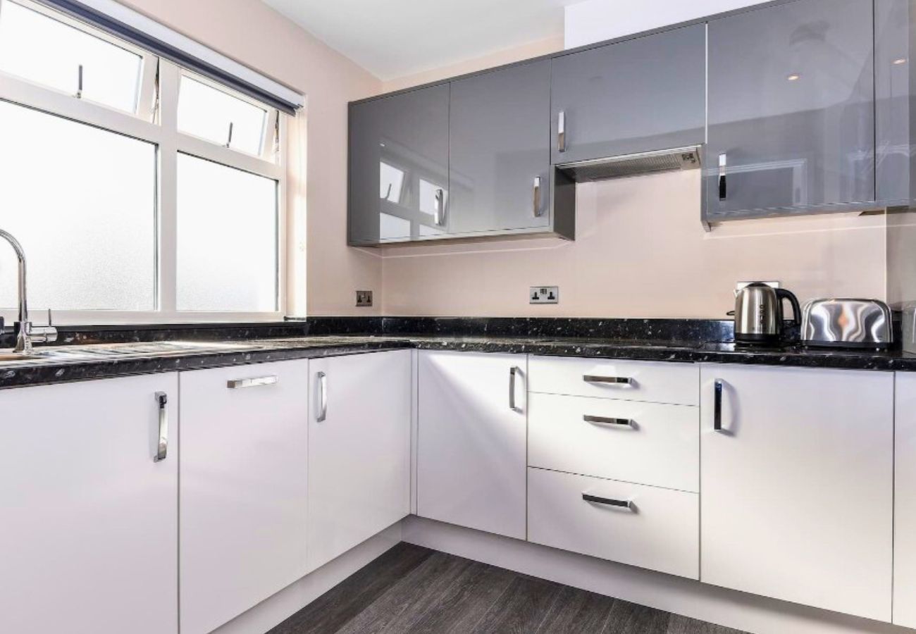 Apartment in Egham - Egham Exquisite Spacious Three Bedroom Apartment  