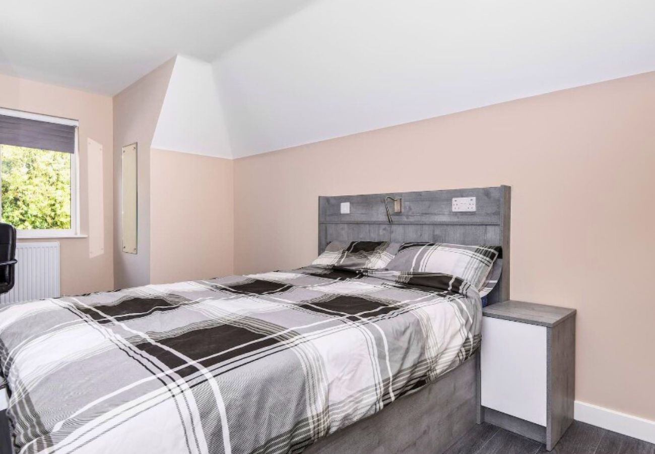 Apartment in Egham - Egham Exquisite Spacious Three Bedroom Apartment  