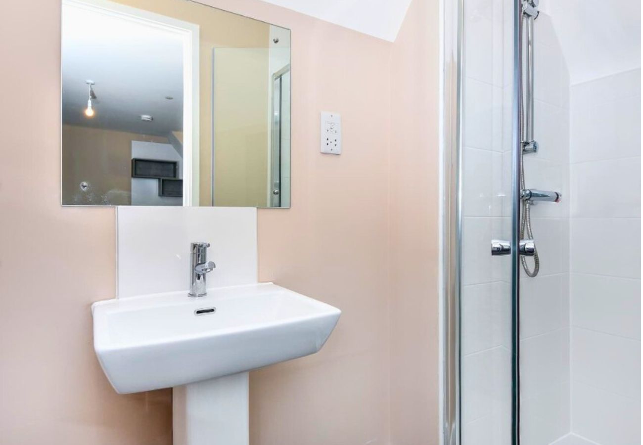 Apartment in Egham - Egham Exquisite Spacious Three Bedroom Apartment  