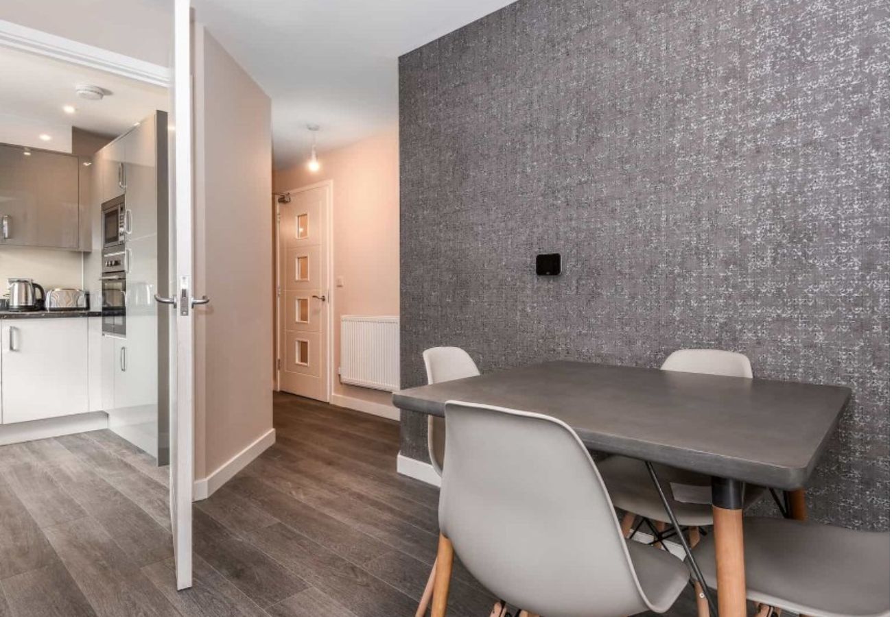 Apartment in Egham - Egham Exquisite Spacious Three Bedroom Apartment  