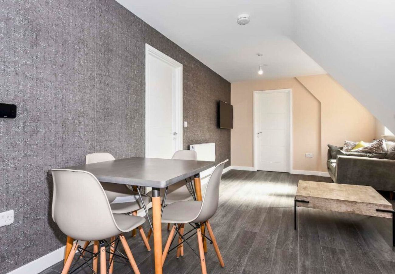 Apartment in Egham - Egham Exquisite Spacious Three Bedroom Apartment  