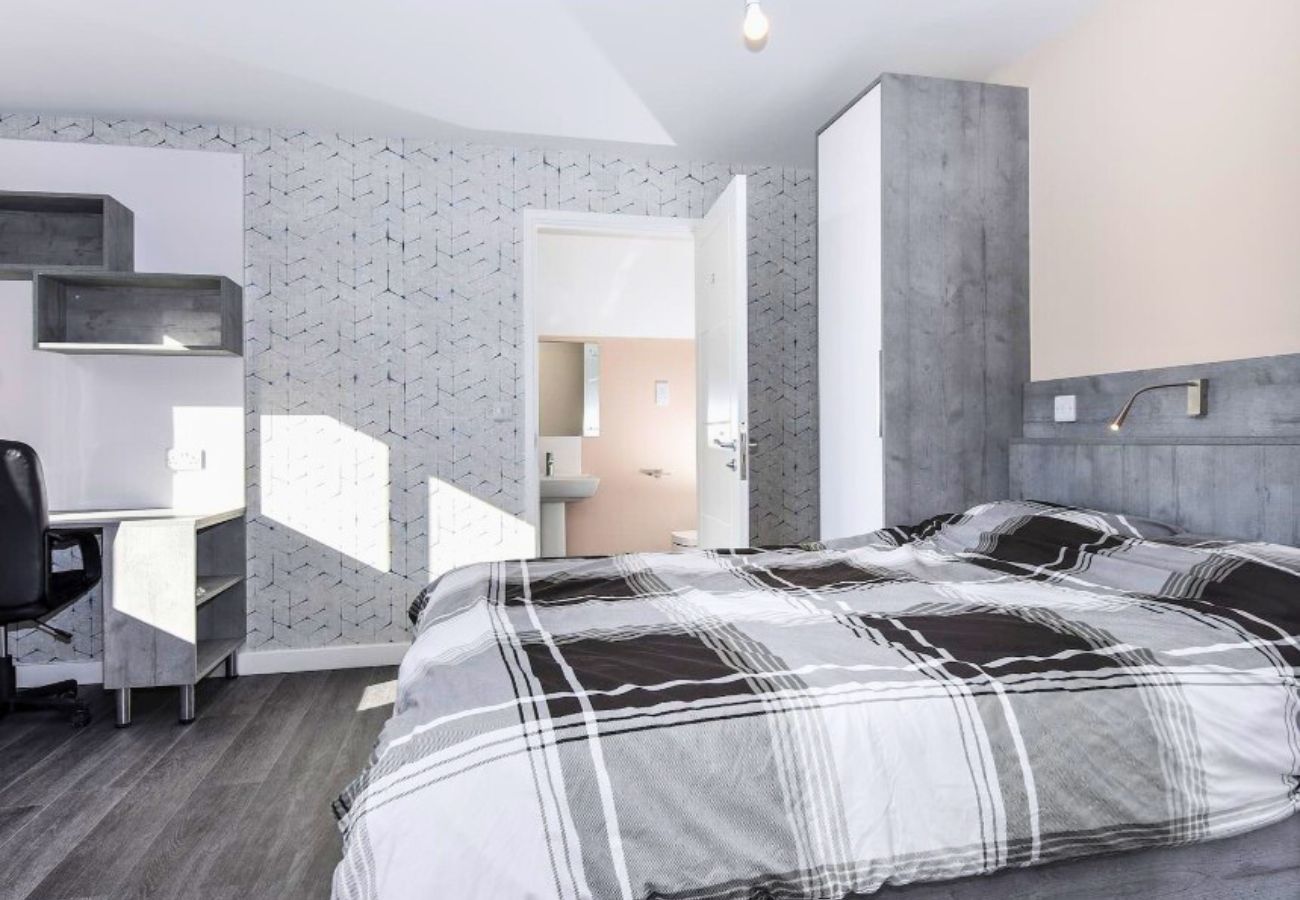 Apartment in Egham - Egham Exquisite Spacious Three Bedroom Apartment  
