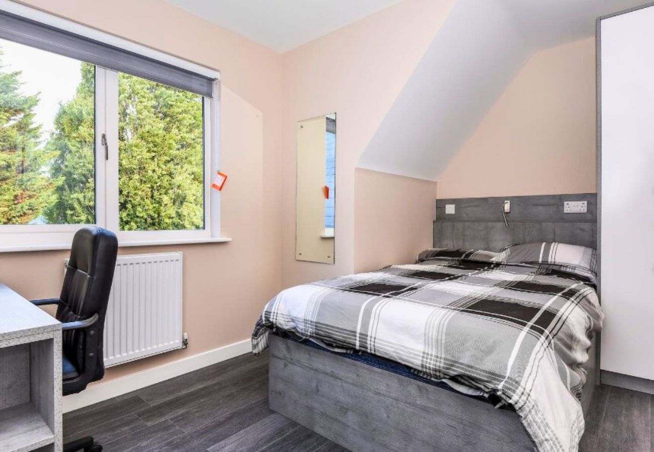 Apartment in Egham - Egham Exquisite Spacious Three Bedroom Apartment  