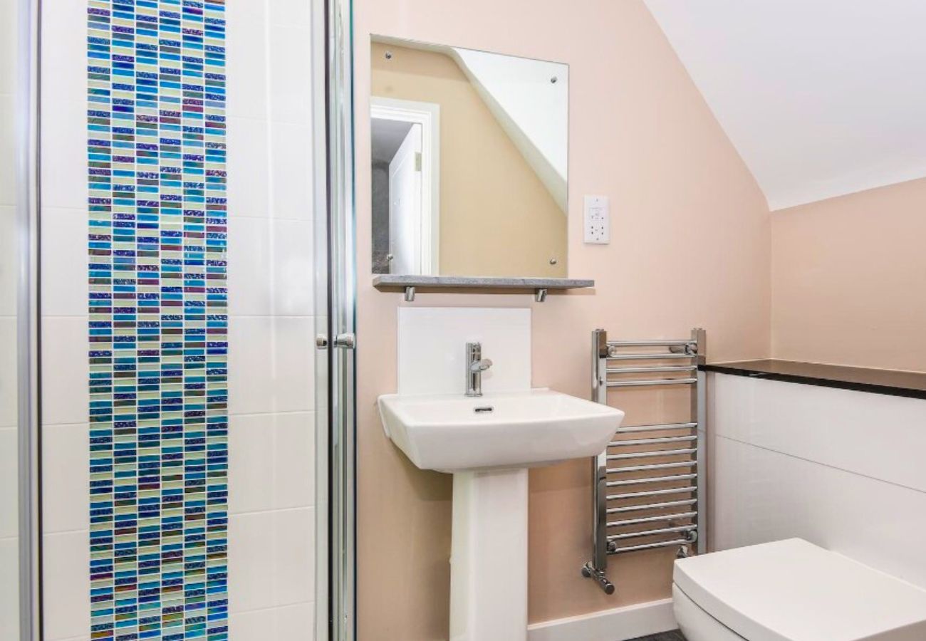 Apartment in Egham - Egham Exquisite Spacious Three Bedroom Apartment  