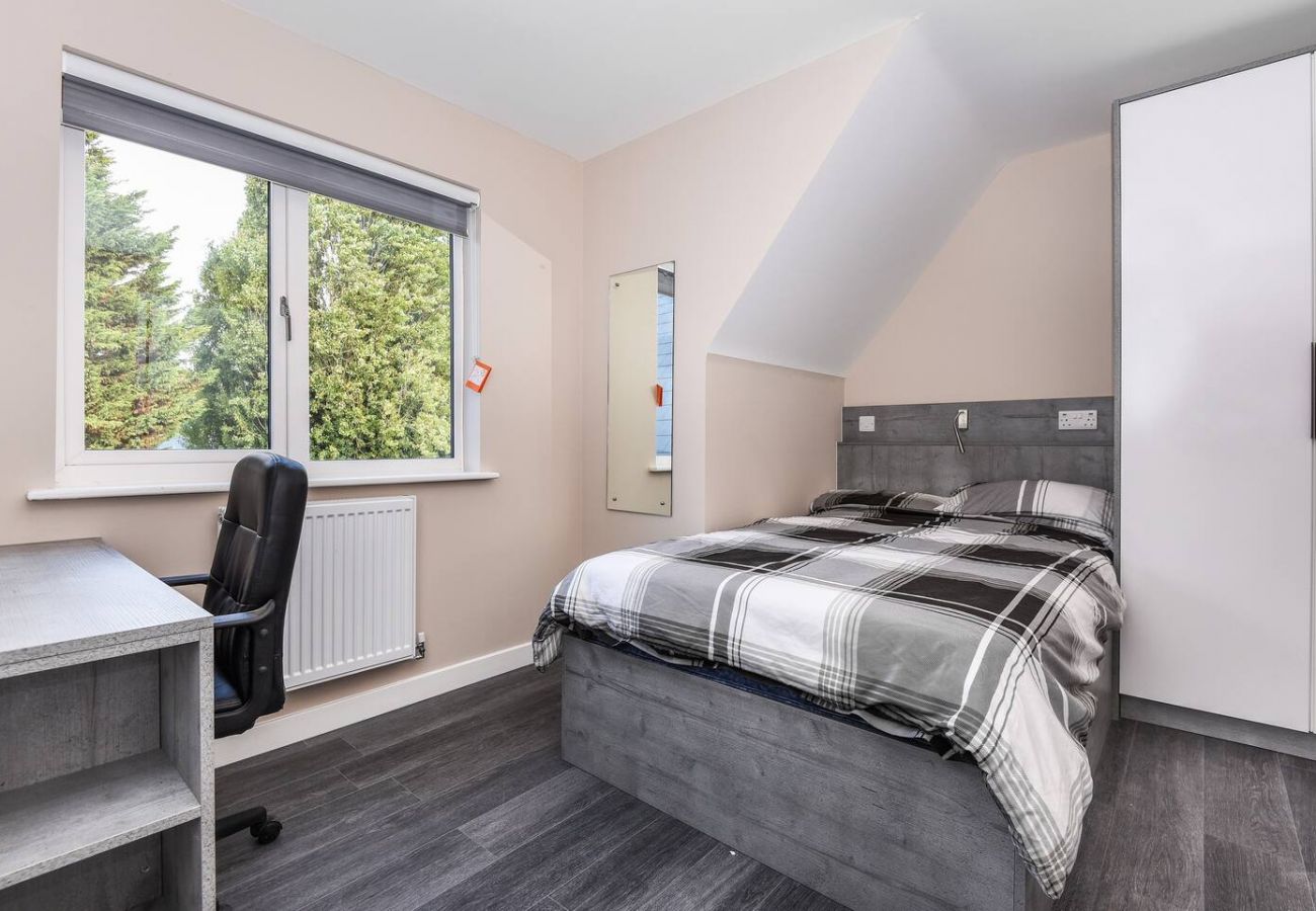 Apartment in Egham - Egham Stylish Spacious One Bedroom Apartment 