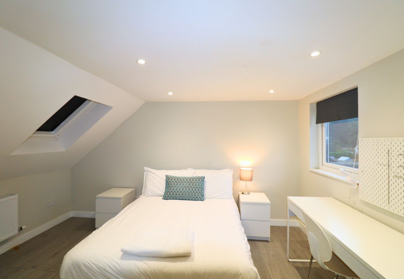 House in Ascot - Ascot Beautiful Four Bedroom House 