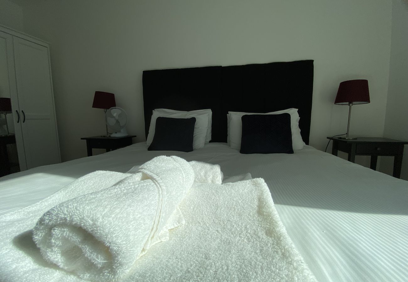 Apartment in Bracknell - Bracknell RWH Spectacular Two Bedroom Apartment