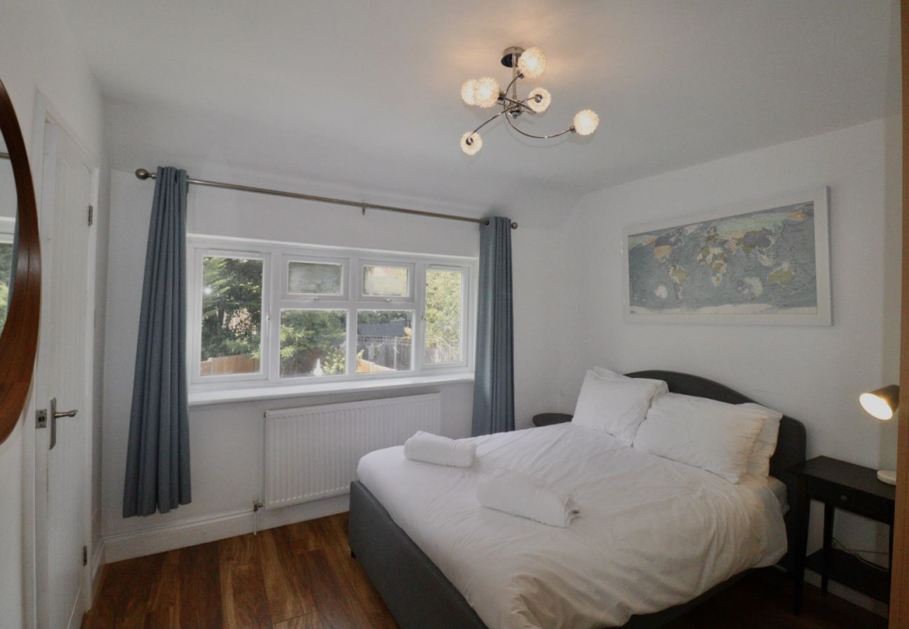 House in Sunningdale - Sunningdale Stunning Four Bedroom House 