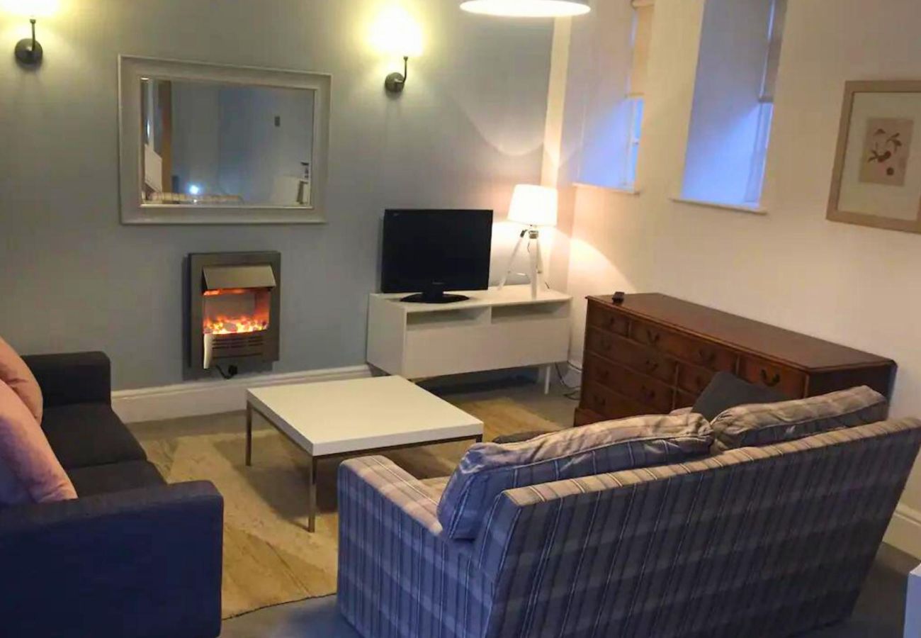 House in Chertsey - Chertsey Gorgeous Three Bedroom Coach House 