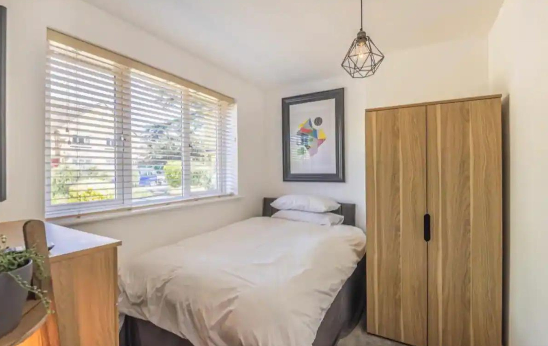 Egham Stylish Spacious Three Bedroom Apartment Apartments in Egham