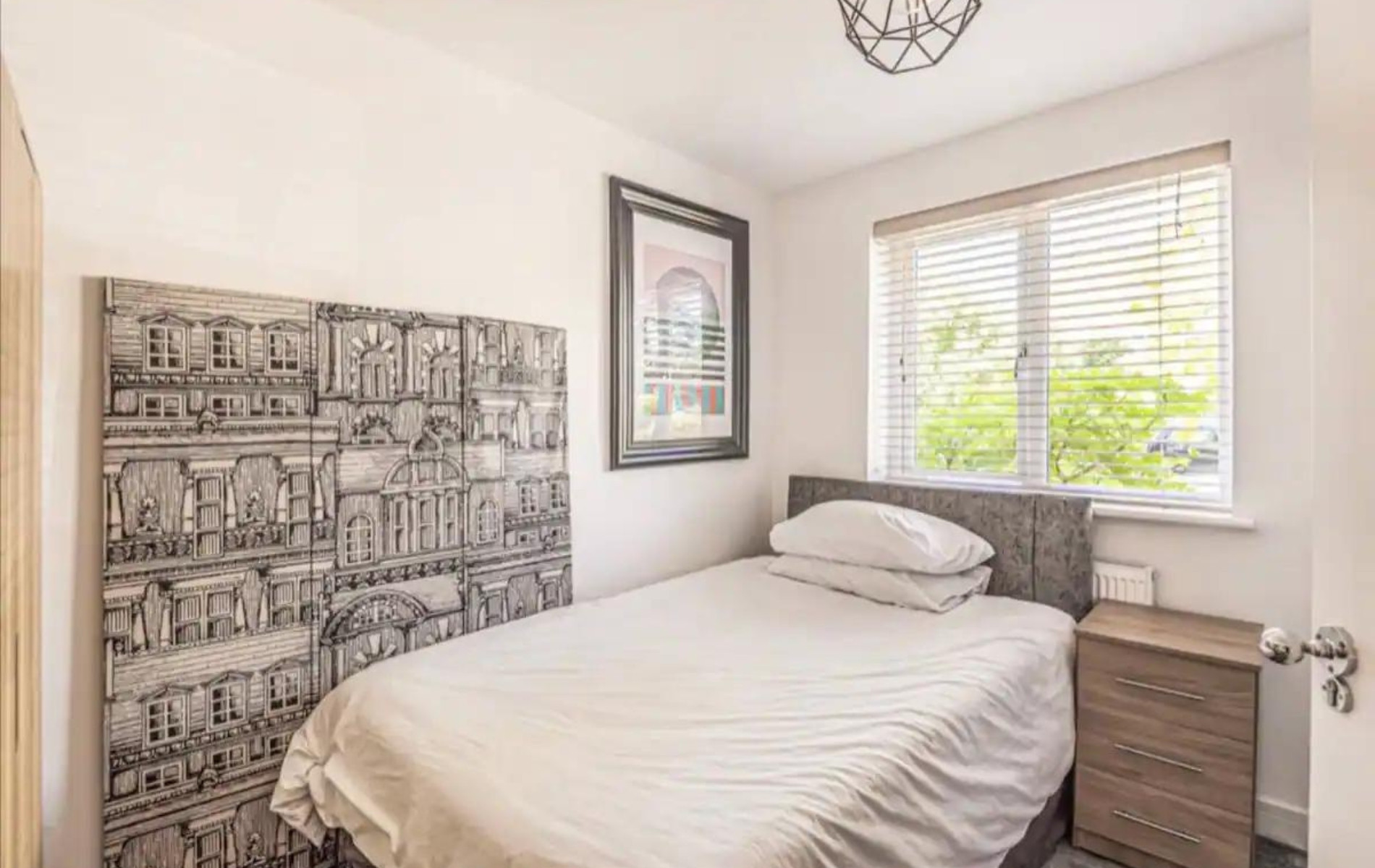 Egham Stylish Spacious Three Bedroom Apartment Apartments in Egham